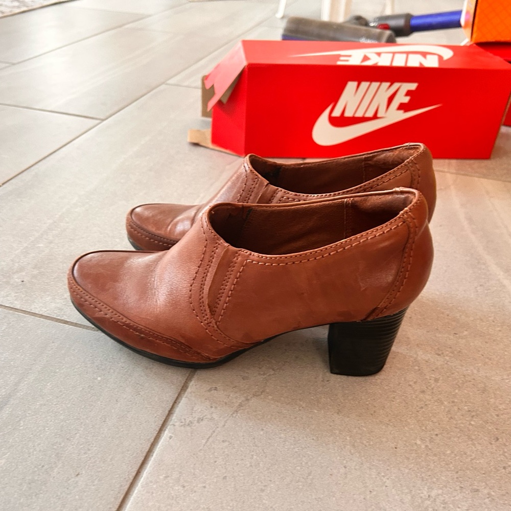 Clark’s round toed vintage heeled boots